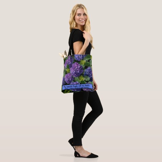 Elegant blauw paarse magenta groene bloemenhortens tote bag (Op model)
