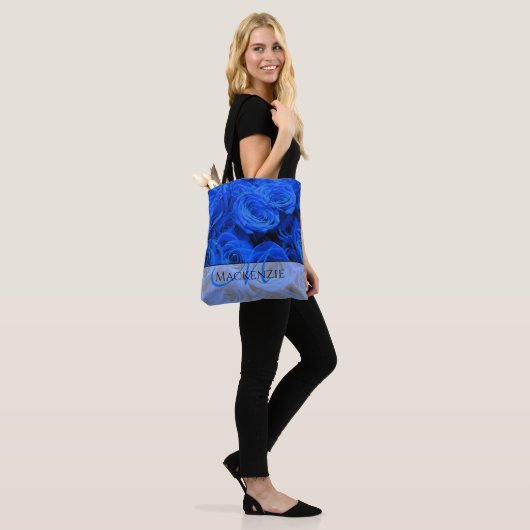 Elegant blauw roos blauw bloemblauw tote bag (Op model)