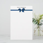 Elegant Blauw Satijn Boog op Wit Briefpapier (Staand voorkant)