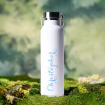 Elegant Blauw Script Aangepaste Naam Monogrammed W Waterfles<br><div class="desc">Creëer uw eigen aangepaste, gepersonaliseerde, koele, chique, stijlvolle, elegante blauwe typografie script, stijlvol wit, morsbestendig, roestvrij staal, condensatiebestendige buitenkant, monogram mat zwart duurzaam dubbelwandig Thor Copper vacuüm geïsoleerde fles die dranken warm houdt voor 12 uur of koud voor 48 uur. Typ gewoon jouw naam / kinder naam / familienaam /...</div>