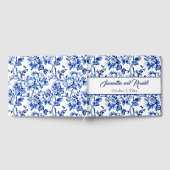 Elegant Blauw Wit Bloemen Toile Bruiloft Gastenboek (Volledig)