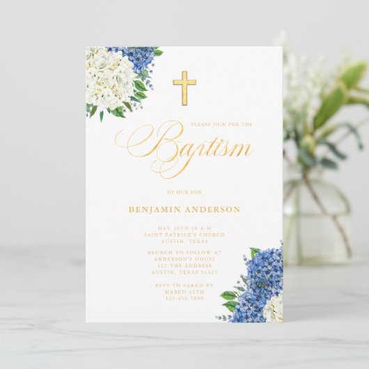 Elegant Blauw Wit Hydrangeas Goud Kruis Doop Kaart (Staand voorkant)