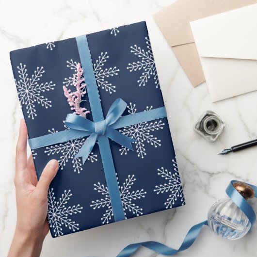 Elegant Blauw Wit Kerst Sneeuwvlok Patroon Cadeaupapier (Geschenken)