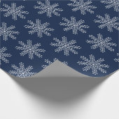 Elegant Blauw Wit Kerst Sneeuwvlok Patroon Cadeaupapier (Hoek)