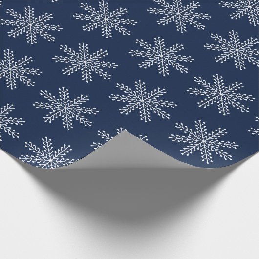 Elegant Blauw Wit Kerst Sneeuwvlok Patroon Cadeaupapier (Hoek)