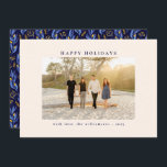 Elegant Blauw Zwart Botanische Bloemen Unieke Foto Feestdagenkaart<br><div class="desc">Prettige feestdagen Stuur uw vakantie juichen met deze familie foto begroeting, met een schone en elegante voorzijde ontwerp en een levendige blauw en goud bloemmotief op de rug. Perfect voor zowel Kerstmis en Chanoeka vieringen, deze kaart combineert een moderne lay-out met feestelijke flair, waardoor het ideaal is voor het presenteren...</div>