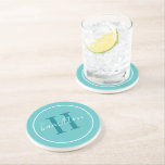 Elegant Blauwgroen Blue Round Custom Monogram Init Zandsteen Onderzetter<br><div class="desc">Elegant rond gepersonaliseerd ontwerp van het onderzetter van de drink van de drank kenmerkt een klassiek initiaal van het douanesorif monogram in een blauwgroen groene blauwe kleur met uw familienaam in modern wit calligrafiemanuscript tegen een aqua blauwe gekleurde achtergrond. Een eenvoudige witte cirkel lijst het ontwerp. Het kleurenschema kan worden...</div>