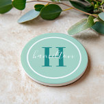 Elegant Blauwgroen Groen Aangepast Monogram Initia Zandsteen Onderzetter<br><div class="desc">Het Elegant ronde gepersonaliseerde onderzetter van de drink van de drank kenmerkt een klassiek initiaal van de douanesusserif in een emerald/blauwgroen groene kleur met uw familienaam in modern wit kalligrafiemanuscript tegen een minty groene achtergrond van de zeelieden. Een eenvoudige witte cirkel lijst het ontwerp. Het kleurenschema kan worden aangepast om...</div>
