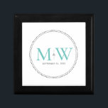 Elegant Blauwgroen Monogram Weddenschap Gift Box Cadeaudoosje<br><div class="desc">Elegant Blauwgroen Monogram met Zwarte Milgrain grens. De gestippelde grens doet denken aan melkgraan, een techniek die de juwelen in detail behandelt en die vaak wordt gebruikt voor verloving- en trouwringen. De grens van de milgraan voegt zowel een moderne als elegante stijl aan deze monogrammed doos van het keepjescadeau toe....</div>