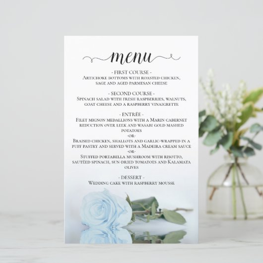Elegant Bleek Dusty Blue Roos Budget Wedding Menu (Staand voorkant)