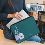 Elegant Bloemen Blauwgroen Abstract Laptop Sleeve<br><div class="desc">Elegante Floral Blauwgroen Abstracte laptophoes. Bescherm uw laptop met deze blauwgroen en beige abstracte laptophoes. Personaliseer het eenvoudig met uw eigen naam ( of een andere naam) door op de knop "PERSONALISEER DEZE SJABLOON" te klikken. Deze laptophoes is voor degenen die de laptop willen beschermen met een zacht pastelkleurpalet en...</div>