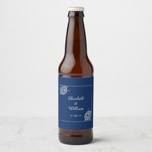 Elegant Bloemen Kant op Marine Blauw Bruiloft Bier Etiket (Voorkant)