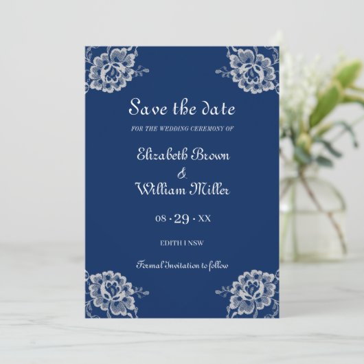 Elegant Bloemen Kant op Marine Blauw Bruiloft Save The Date (Staand voorkant)
