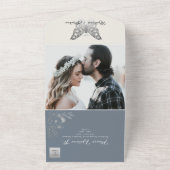 Elegant  Bloemen Stoffig Blauw Bruiloft All In One Uitnodiging (Buitenkant)