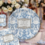 Elegant Bloemenblauw n Wit Zilveren Bruid Papieren Bordje<br><div class="desc">,  driedimensionaal ogend barok rococo zilver lijst is geplaatst over een elegant  Frans of Engels regentschap bloemenbehangpatroon. Het originele kunstwerk werd zorgvuldig gerestaureerd en grafisch ontworpen door internationaal erkende kunstenaar,  Audrey Jeanne Roberts © Om de kleuren bericht ons aan te passen (we zullen als het mogelijk is).</div>