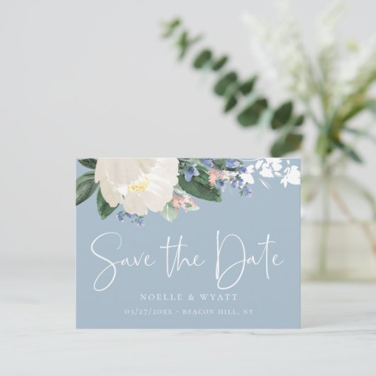 Elegant Bloemenlicht Blauw Bruiloft Save the Date Aankondigingskaart (Staand voorkant)