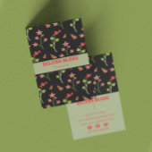 Elegant bloemenontwerp met een donkere achtergrond visitekaartje