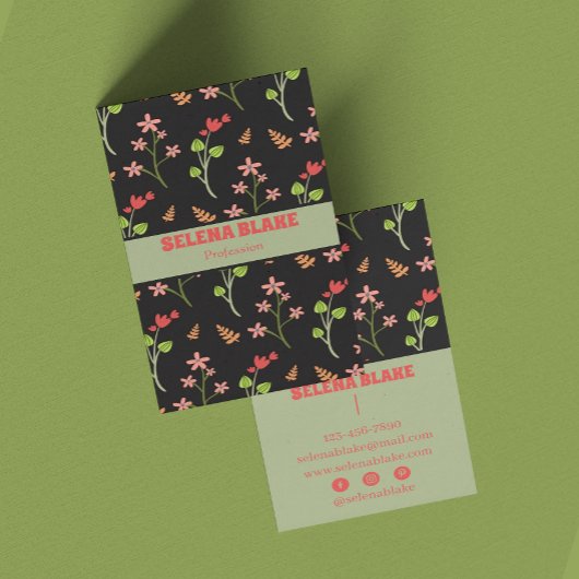 Elegant bloemenontwerp met een donkere achtergrond visitekaartje