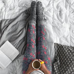 Elegant bloemenpatroon Kerstvakantie Leggings<br><div class="desc">Elegante rode kerst modern sierlijk bloemig  Vakantie envelop. Botanische bloemen in gedempte kleuren roze groen en rood op een donkerblauwe achtergrond. Inbegrepen zijn botanische dennen,  bloemen,  takjes,  bladeren,  bessen en knoppen. Origineel kunstwerk van Caroline Bonne Müller</div>