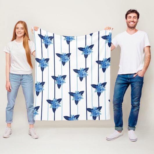 Elegant bloemmotief streep monochromatisch blauw fleece deken (In situ)