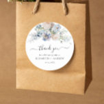 Elegant Blue and White Wedding Ronde Sticker<br><div class="desc">Elegant Blauw en Wit Bruiloft Classic Ronde Sticker. Overeenkomende objecten zijn beschikbaar.</div>