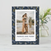 Elegant Blue Botanical Married and Merry Photo Feestdagenkaart (Staand voorkant)