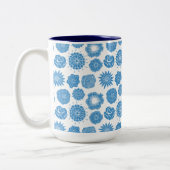Elegant Blue Botanical Pattern Tweekleurige Koffiemok (Links)