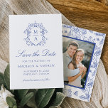 Elegant Blue Chinoiserie Floral Photo Wedding Save The Date<br><div class="desc">Kondig uw aanstaande bruiloft aan vrienden en familie met deze Elegant Blue Chinoiserie Victoriaans Floral foto bewaar de datum. Dit ontwerp toont uw monogram initialen omgeven door een kuif van ingewikkelde blauwe chinoiserie en barokmotieven. "Save the Date" is opgenomen in een blauw kalligrafiescript met uw trouwgegevens hieronder. De achterkant van...</div>