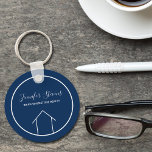 Elegant Blue Custom Realtor Sleutelhanger<br><div class="desc">Deze moderne koninklijke sleutelhanger wordt gemaakt met uw naam van het realiteitbedrijf onder de agentennaam in chemische typografie. Deze minimalistische blauwe en witte sleutelketting kenmerkt een eenvoudige lijntekening van een huis. Een hedendaags cadeau voor een agent die werkt om je te helpen een huis te kopen.</div>