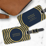 Elegant Blue en Faux Gold Circles Geometrische lij Bagagelabel<br><div class="desc">Reis in stijl met dit elegante bagagelabel met een modern faux goud geometrische cirkellijnpatroon tegen een donkerblauwe achtergrond. Pas dit label aan met uw informatie en voor meer opties zoals het wijzigen van het lettertype en het formaat ervan, klikt u op de knop "Aanpassen". *Gelieve te merken op dat het...</div>