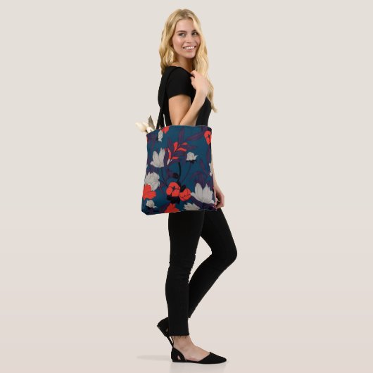 Elegant Blue en Red Floral Pattern Tote Bag (Op model)
