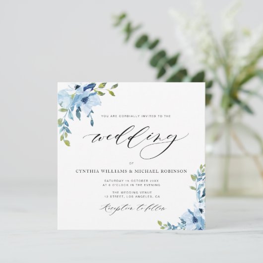 elegant blue en white floral bruiloft uitnodiging (Staand voorkant)