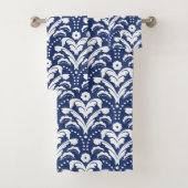Elegant Blue en White Retro Art Deco Damask Bad Handdoek (Insitu)