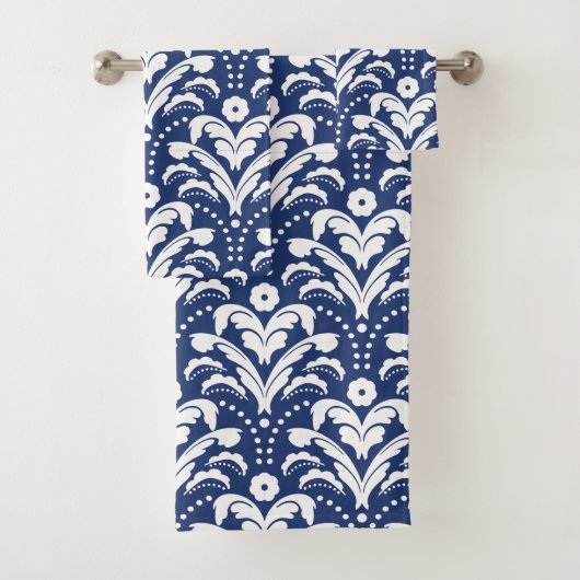 Elegant Blue en White Retro Art Deco Damask Bad Handdoek (Insitu)