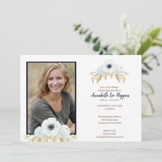 Elegant Blue Floral Celebration of Life Funeral Bedankkaart (Staand voorkant)