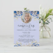 Elegant Blue Floral Celebration of Life Invitation Kaart (Staand voorkant)