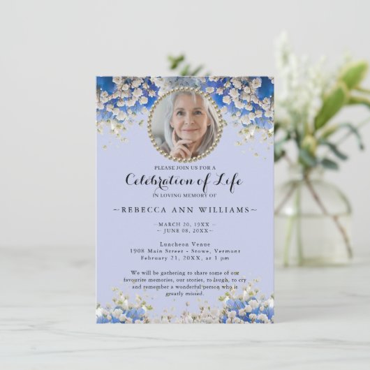 Elegant Blue Floral Celebration of Life Invitation Kaart (Staand voorkant)