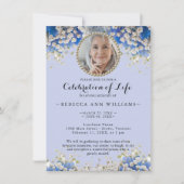 Elegant Blue Floral Celebration of Life Invitation Kaart (Voorkant)