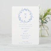 Elegant Blue Floral Laurel Wreath Monogram Wedding Kaart (Staand voorkant)