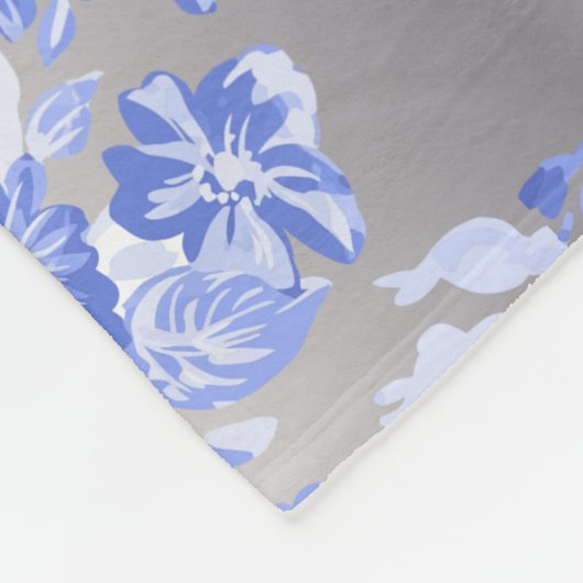 Elegant Blue Flowers op Silver Fleece (Hoek)