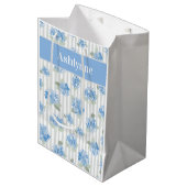 Elegant Blue Hydrangea Pattern Gray Stripe Name Medium Cadeauzakje (Voorkant Gekanteld)