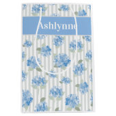 Elegant Blue Hydrangea Pattern Gray Stripe Name Medium Cadeauzakje (Voorkant)