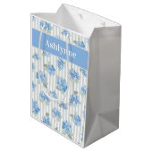 Elegant Blue Hydrangea Pattern Gray Stripe Name Medium Cadeauzakje (Achterkant Gekanteld)