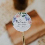 Elegant Blue Hydrangea | Welkom bij White Wedding Ronde Sticker<br><div class="desc">Deze elegante blauwe hydrangea witte bruiloft welkome stickers zijn perfect voor een lente- of zomerbruiloft. Het klassieke florale ontwerp is voorzien van zacht poederblauwe waterverf hydrangeas, voorzien van neutraal wazige roze bloemen en groene bladeren. Pas deze stickers aan met de locatie van je bruiloft, namen en trouwdatum. Deze etiketten zijn...</div>