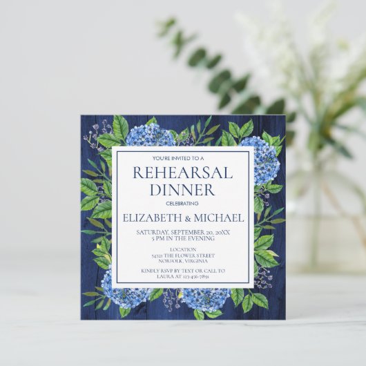 Elegant Blue Hydrangeas Rustic Rehearsal Dinner Kaart (Staand voorkant)