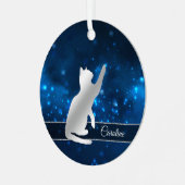 Elegant Blue Lights Silhouette Silver Playful Cat Metalen Ornament (Voorkant links)