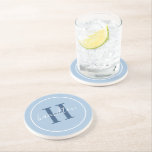 Elegant Blue Round Custom Monogram Initiaal Zandsteen Onderzetter<br><div class="desc">Het Elegant ronde gepersonaliseerde ontwerp van het onderzetter van de drink van de drank kenmerkt een klassiek initiaal van de douanesusserif in een kobalt blauwe kleur met uw familienaam in modern wit kalligrafiemanuscript tegen een stoffige poederblauwe kleur achtergrond. Een eenvoudige witte cirkel lijst het ontwerp. Het kleurenschema kan worden aangepast...</div>