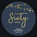 Elegant Blue Strings of Lights 60th Birthday Ronde Sticker<br><div class="desc">Deze elegante 60e verjaardagssticker is voorzien van tekenreeksen van licht en het woord "zestig" in faux goud tegen een donkerblauwe achtergrond. Bekijk hier andere overeenkomende items https://www.zazzle.com/collections/strings_of_lights_faux_gold_celebration_collection-119311942951401241?rf=238364477188679314 en pas deze aan met uw details door de plaatsaanduidingstekst te vervangen. Klik voor meer opties op de knop Aanpassen. *Gelieve te merken op...</div>