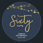 Elegant Blue Strings of Lights 60th Birthday Ronde Sticker<br><div class="desc">Deze elegante 60e verjaardagssticker is voorzien van tekenreeksen van licht en het woord "zestig" in faux goud tegen een donkerblauwe achtergrond. Bekijk hier andere overeenkomende items https://www.zazzle.com/collections/strings_of_lights_faux_gold_celebration_collection-119311942951401241?rf=238364477188679314 en pas deze aan met uw details door de plaatsaanduidingstekst te vervangen. Klik voor meer opties op de knop Aanpassen. *Gelieve te merken op...</div>