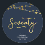 Elegant Blue Strings of Lights 70th Birthday Ronde Sticker<br><div class="desc">Deze elegante 70e verjaardag ronde sticker is voorzien van tekenreeksen van lichten en het woord "zeventig" in faux goud tegen een donkerblauwe achtergrond. Bekijk hier andere overeenkomende items https://www.zazzle.com/collections/strings_of_lights_faux_gold_celebration_collection-119311942951401241?rf=238364477188679314 en pas deze aan met uw details door de plaatsaanduidingstekst te vervangen. Klik voor meer opties op de knop Aanpassen. *Gelieve te...</div>